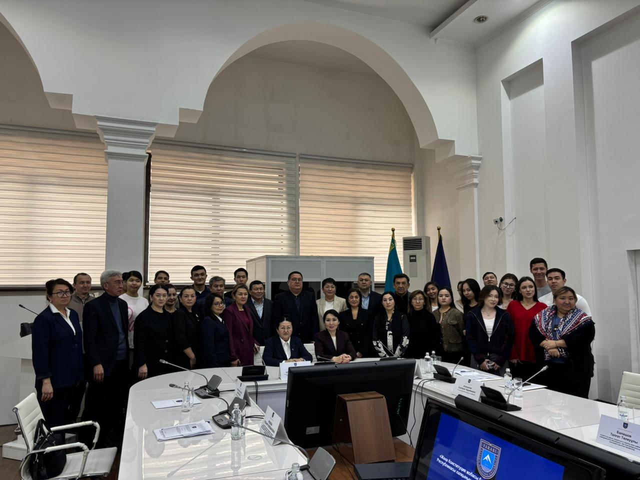 «Жаңа Конституция жобасы бойынша референдум: Қазақстан Республикасы халқының шешім қабылдауының демократиялық нысаны» тақырыбында дөңгелек үстел өтті